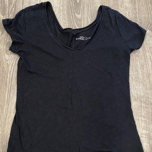 Plain black scoop next tee, Size M